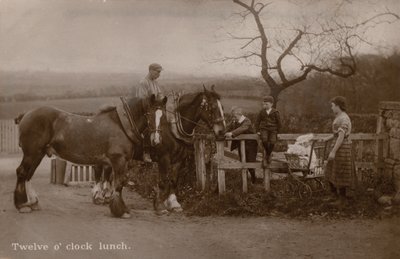 Famiglia in campagna che si ferma per il pranzo da English Photographer