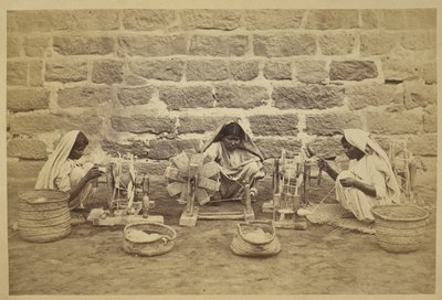 Prigioniere che filano cotone con ruote a Karachi Prison. Fotografo: Michie and Company c. 1873. Collezioni dell