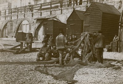 Pescatori fotografati con le loro reti sulla spiaggia di Brighton da English Photographer