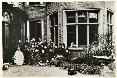 Florence Nightingale, Sir Harry e Lady Verney, e infermiere Nightingale a Claydon House, 1886 da English Photographer