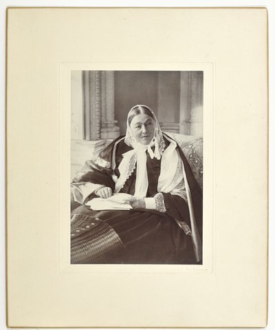 Florence Nightingale, seduta su un divano nella Blue Room a Claydon House, 1891 da English Photographer