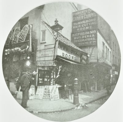Fouberts Place, Westminster LB: vicino a Kingly Street, 1890 da English Photographer
