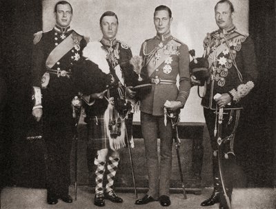 Quattro dei cinque figli di Re Giorgio V, da sinistra a destra, Principe Giorgio, Duca di Kent, Re Edoardo VIII, poi Duca di Windsor, Principe Alberto, Duca di York, poi Re Giorgio VI, Principe Enrico, Duca da English Photographer