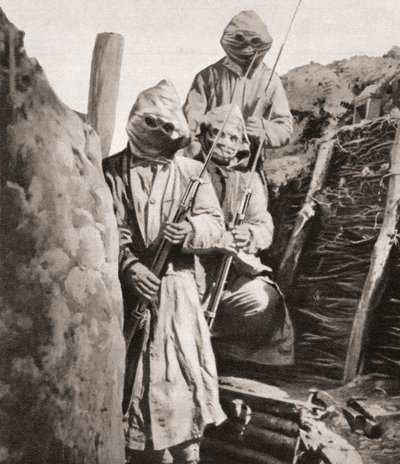 Fanteria francese durante la Prima Guerra Mondiale con respiratori per proteggersi dal gas velenoso tedesco, da The Illustrated War News, 1915 da English Photographer