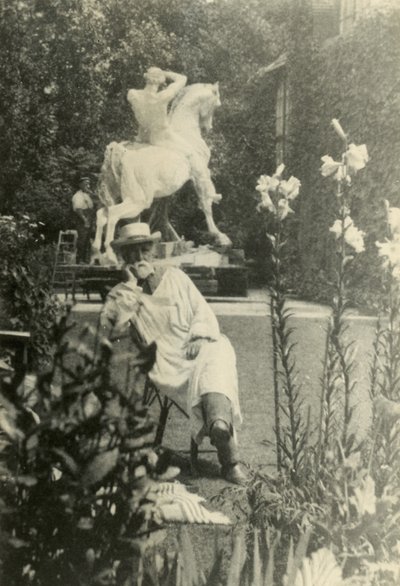 G F Watts nel giardino di Little Holland House, Melbury Road, Kensington da English Photographer