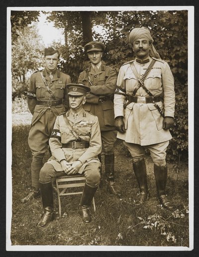 Gen. Sir James Willcocks e il suo staff personale nel giardino del suo quartier generale [Merville, Francia]. 31 luglio 1915 da English Photographer