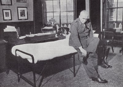 Generale Sir Edmund Ironside, Capo dello Stato Maggiore Imperiale, nel suo ufficio al Ministero della Guerra, dove dormiva frequentemente durante la Seconda Guerra Mondiale, 1939-1940 da English Photographer