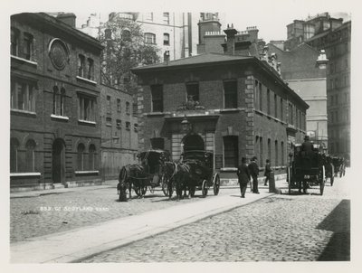 Vista generale delle carrozze trainate da cavalli a Scotland Yard da English Photographer