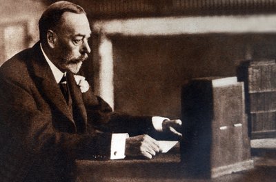 Re Giorgio V trasmette il suo messaggio di Natale al Commonwealth britannico e all