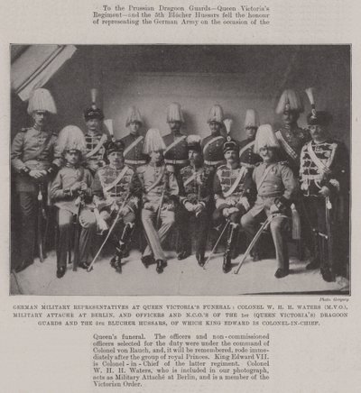 Rappresentanti militari tedeschi al funerale della Regina Vittoria, Colonnello W H H Waters (MVO), Addetto militare a Berlino, e ufficiali e sottufficiali del 1° Dragoni della Regina Vittoria e del 5° Bluche da English Photographer