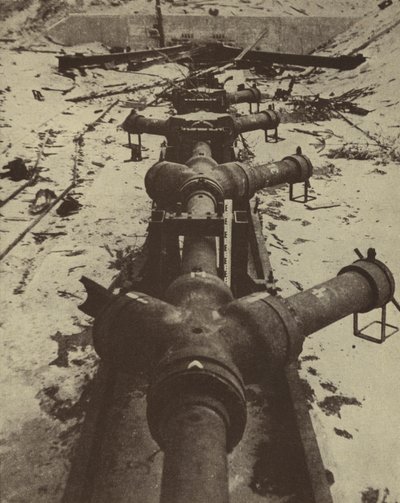 Arma segreta tedesca destinata a sparare proiettili su Londra da tubi scavati nelle scogliere della costa francese, scoperta dalle forze alleate avanzando dopo lo sbarco in Normandia, Seconda Guerra Mondiale da English Photographer
