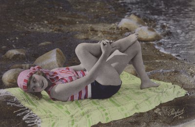 Ragazza sdraiata su un asciugamano sulla spiaggia da English Photographer