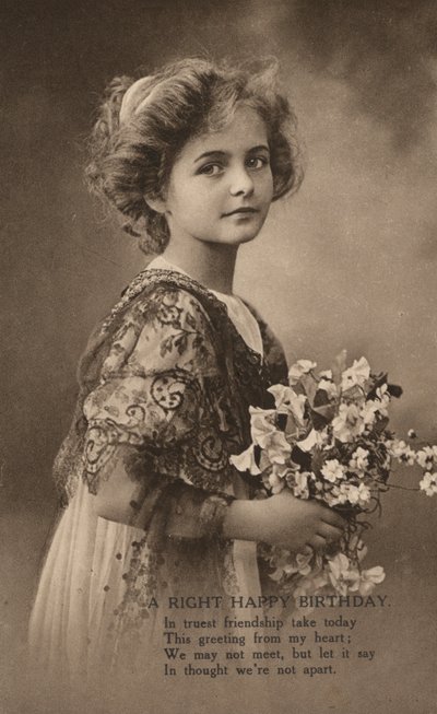 Ragazza con un mazzo di fiori e un augurio di compleanno (foto in bianco e nero) da English Photographer