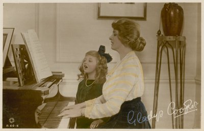 Gladys Cooper e ragazza al pianoforte da English Photographer