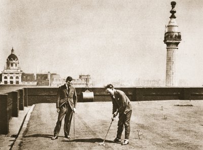 Pratica di golf per impiegati sul tetto di Adelaide House, da Wonderful London, pubblicato 1926-27 da English Photographer