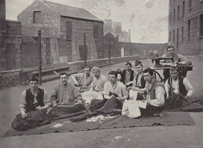 Gordon Highlanders che fanno i kilt da English Photographer