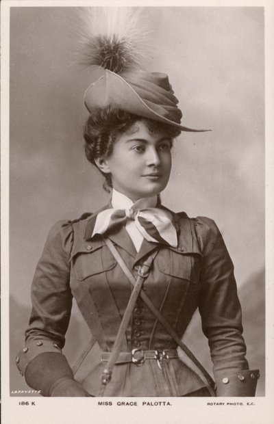 Grace Palotta, attrice teatrale di origine austriaca, come Daisy nella commedia musicale The Messenger Boy da English Photographer