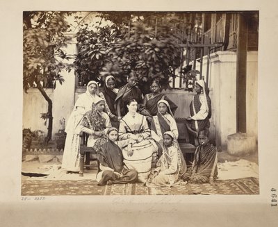 Gruppo di maestre e allieve della Scuola Normale del Governo, Bombay da English Photographer