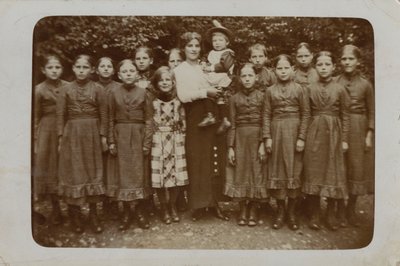 Gruppo di presumibili orfani, possibilmente bambini di Barnardo da English Photographer
