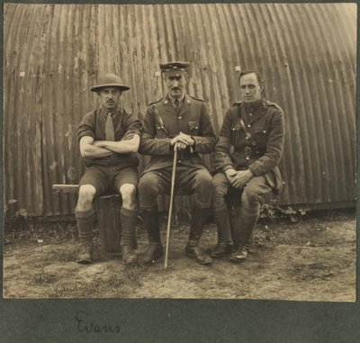 Gruppo di tre soldati fuori da una capanna Nissan, c.1914-18 da English Photographer