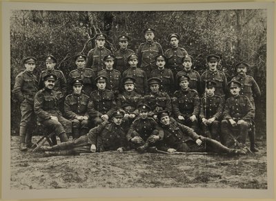 Ritratto di gruppo, probabilmente la Leicestershire Royal Horse Artillery, 1914-15 da English Photographer