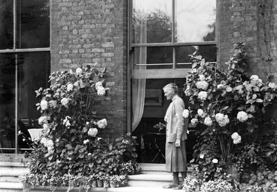 Gulielma Lister a casa sua, Sycamore House, Leytonstone, c. 1930 da English Photographer