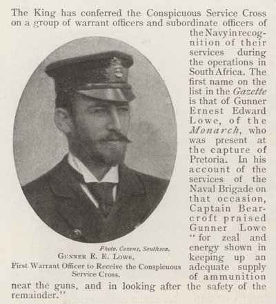 Gunner E E Lowe, primo ufficiale di mandato a ricevere la Croce di Servizio Conspicuo da English Photographer