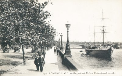 HMS Buzzard ormeggiata lungo Victoria Embankment da English Photographer