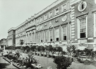 Hampton Court Palace, Hampton Court Road, Richmond: La Terrazza, Wrens Court, 1896 da English Photographer