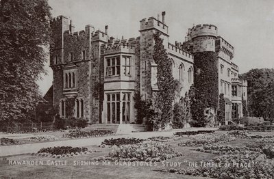 Castello di Hawarden, casa del politico e Primo Ministro inglese William Gladstone, Hawarden, Flintshire, Galles da English Photographer