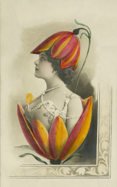 Testa e spalle di una donna dentro un fiore da English Photographer