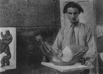 Henri Gaudier-Brzeska con la sua scultura 