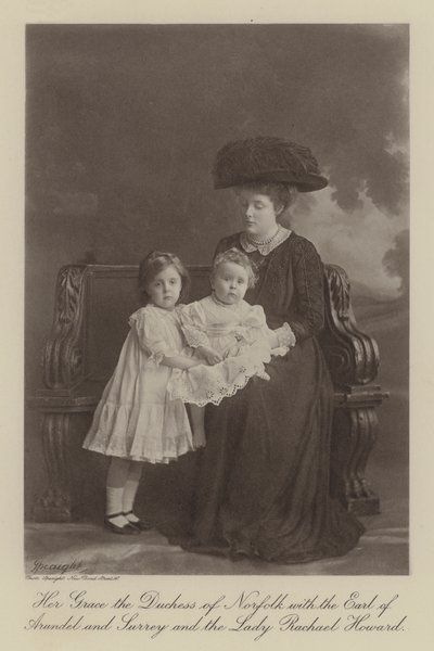 Sua Grazia la Duchessa di Norfolk con il Conte di Arundel e Surrey e Lady Rachael Howard (foto b/n) da English Photographer