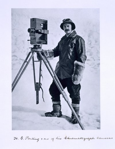 Herbert Ponting (1870-1935) con una cinepresa durante la spedizione Terra Nova (1910-13) al Polo Sud guidata dal Capitano Scott, 1910-12 da English Photographer