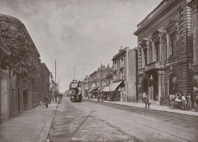 High Street, Hounslow, con gli uffici del Consiglio sulla destra da English Photographer
