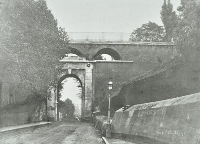 Highgate Archway, Archway Road Bridge: vista generale del vecchio ponte, 1896 da English Photographer