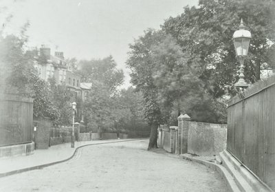 Highgate Archway: approccio orientale con vecchia lampada fissata alle ringhiere, 1896 da English Photographer