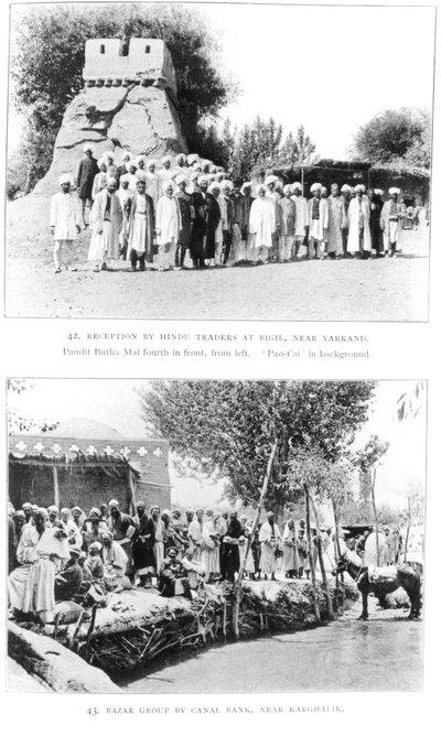 Commercianti indù a Bigil, vicino a Yarkand e un gruppo in un bazar vicino a Kharghalik, da Ruins of Desert Cathay di Sir Aurel Stein, pubblicato nel 1912 da English Photographer