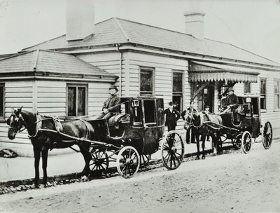 Carrozze trainate da cavalli alla stazione di Westbourne Park, 1885 da English Photographer