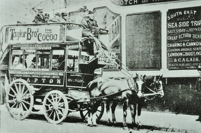 Omnibus trainato da cavalli con passeggeri, 1899 da English Photographer