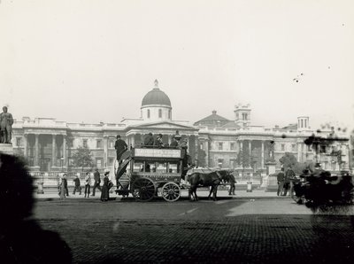 Trasporto trainato da cavalli a Trafalgar Square da English Photographer