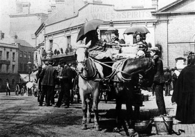 Carrozze a cavallo, Oxford Street, Kidderminster, 1910 da English Photographer