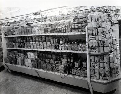 Corsia degli articoli per la casa, negozio Woolworths, 1956 da English Photographer