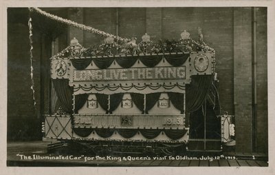Tram illuminato per commemorare la visita del Re e della Regina a Oldham, 12 luglio 1913 da English Photographer