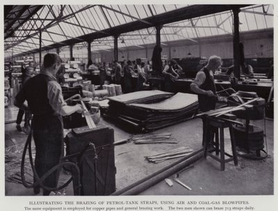 Illustrazione della brasatura delle cinghie del serbatoio di benzina, utilizzando cannelli ad aria e gas di carbone (foto in bianco e nero) da English Photographer