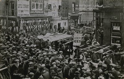 In Petticoat Lane, Londra, la domenica mattina da English Photographer