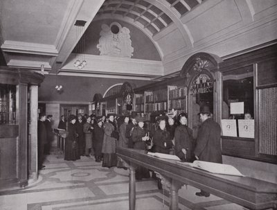 Nella Biblioteca Centrale Carnegie, Hammersmith da English Photographer