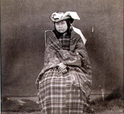 Donna indiana in abiti occidentali, fotografata dai Royal Engineers sul quarantanovesimo parallelo da English Photographer