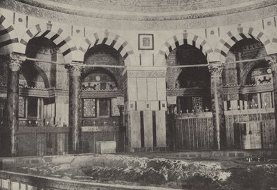 Interno della Moschea di Omar, situata sopra la roccia dove si pensa che Abramo abbia offerto da English Photographer
