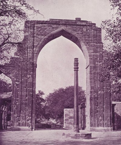 Pilastri di Ferro e Grande Arco, Delhi da English Photographer
